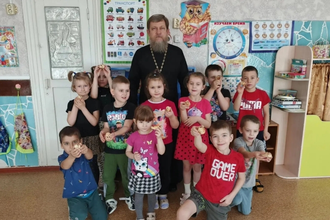 Настоятель Покровского храма посетил Шапошниковский детский сад