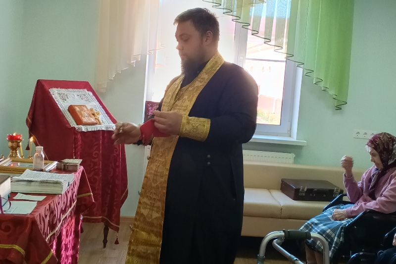 Духовная поддержка в преддверии Пасхи: иерей Андрей Рыбак причастил постояльцев пансионата в Коротояке
