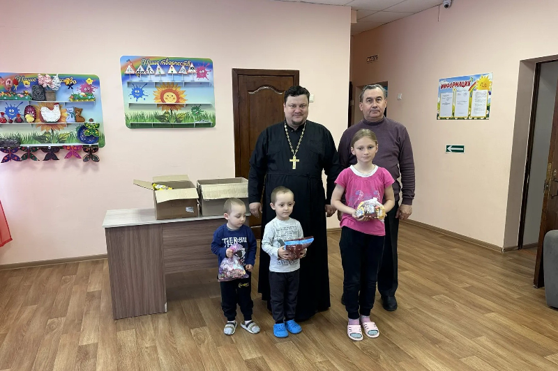 Благочинный Калачеевского церковного округа посетил детский реабилитационный центр «Родничок»