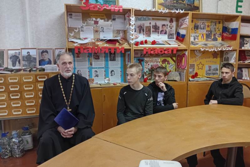 Священник посетил мероприятия, посвященное Дню народного единства в Богучарском колледже