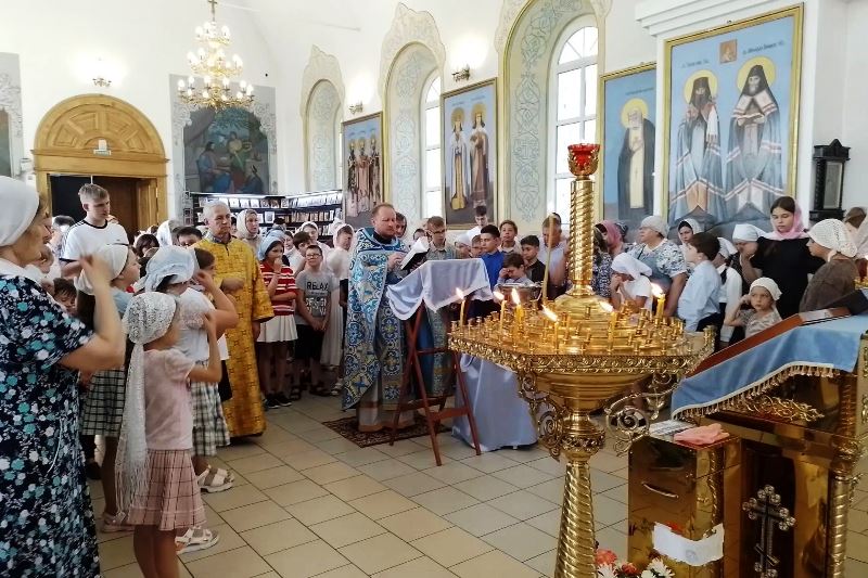  Благочинный совершил молебен на начало нового учебного года и вручил детям подарки в школу в рамках акции «Собери ребенка»
