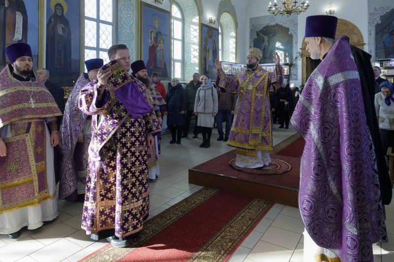В субботу первой седмицы Великого поста епископ Россошанский и Острогожский Дионисий возглавил богослужение в храме святого мученика Иоанна Воина города Богучара