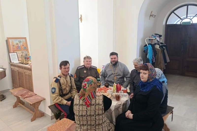 В Свято-Троицком храме села Новомеловатка совершено богослужение и духовная беседа с участием представителей ХКО «Хутор Калачеевский»