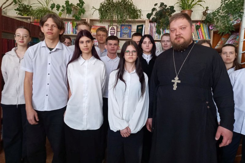 Учащиеся Новосотенской школы № 6 поговорили со священником о православной книге