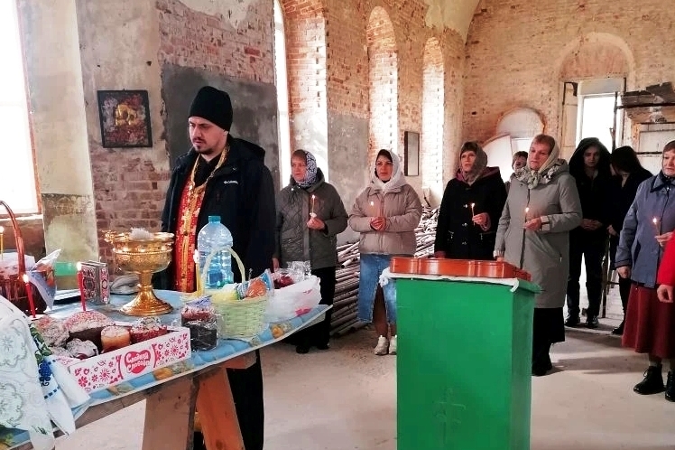 Священнослужитель совершил чин освящения пасхальных яств в Преображенском храме села Куликовка