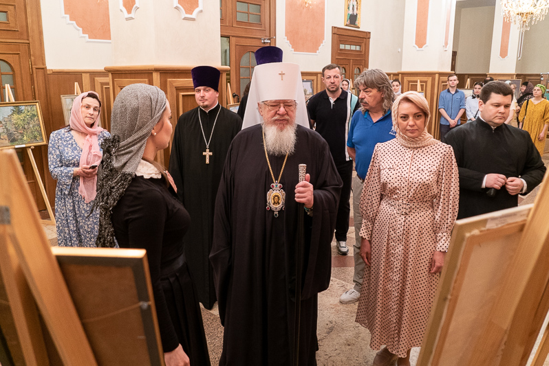 Митрополит Воронежский и Лискинский Сергий открыл выставку картин в Благовещенском кафедральном соборе