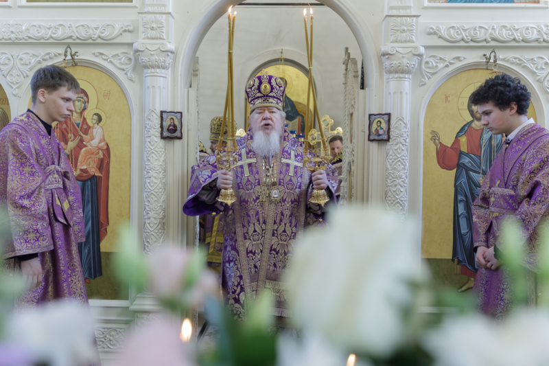 В Неделю 5-ю Великого поста епископ Дионисий и митрополит Сергий (Фомин) совершили Божественную литургию в Костомаровском монастыре