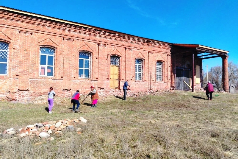 Ежегодная уборка на территории руинированного храма к Пасхе: прихожане объединились ради общего дела