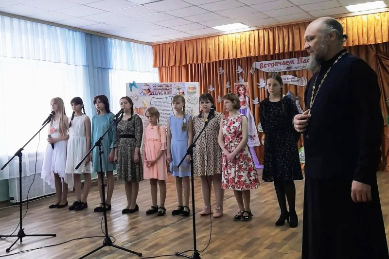 Иеромонах Даниил (Шевцов) поздравил воспитанников Руднянской школы‑интерната с Пасхой Христовой и посмотрел их концерт