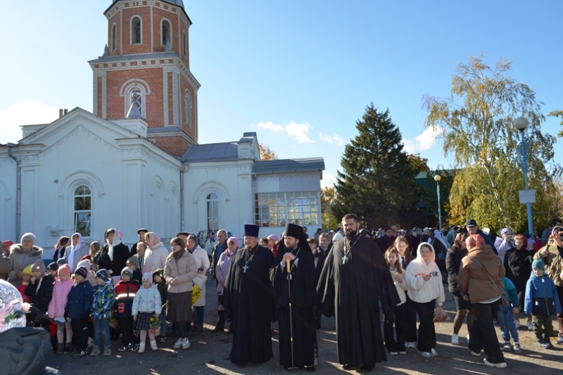 Преосвященнейший Дионисий, епископ Россошанский и Острогожский, принял участие в открытии Покровской ярмарки в городе Павловск
