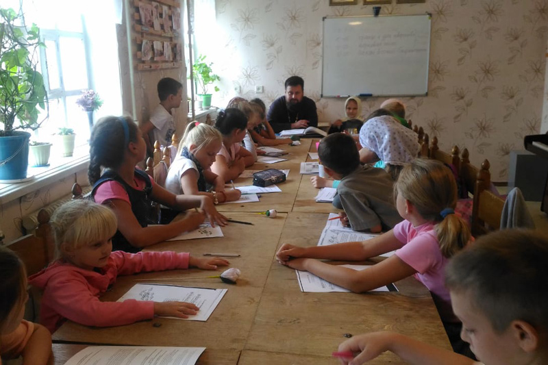 Благотворительная помощь Россошанской епархии ученикам Воскресной школы