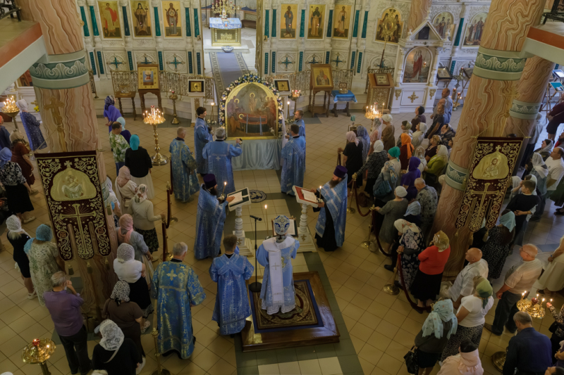 Накануне праздника Успения Пресвятой Богородицы Архипастырь совершил всенощное бдение с чином Погребения Плащаницы Божией Матери в Свято-Ильинском кафедральном соборе Россоши