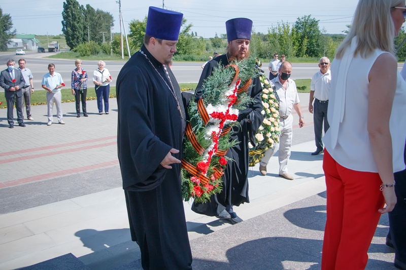 Возложение цветов в День памяти и скорби