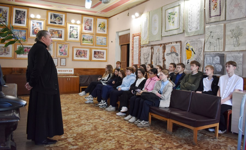 Священник встретился с учащимися Репьевской СОШ