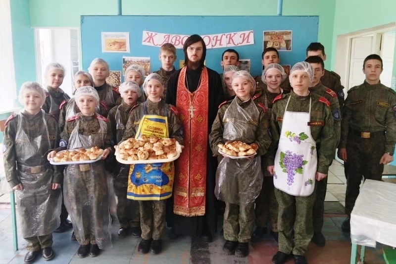 В Острогожском филиале КОУ ВО «Горожанский казачий кадетский корпус» состоялся мастер-класс по лепке «жаворонков»