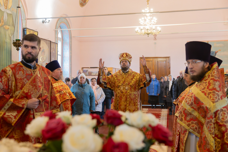 Епископ Дионисий совершил литургию в день памяти вмч. Димитрия Солунского  