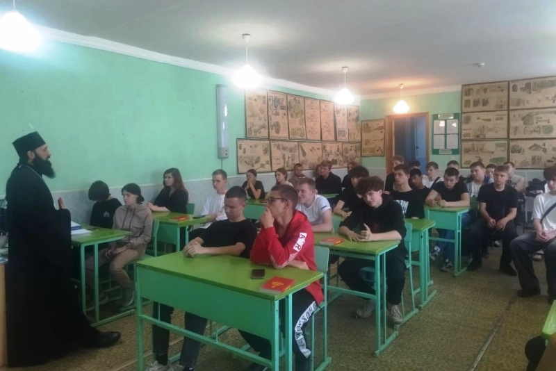 Помощник благочинного по молодежной работе посетил один из корпусов Россошанского техникума