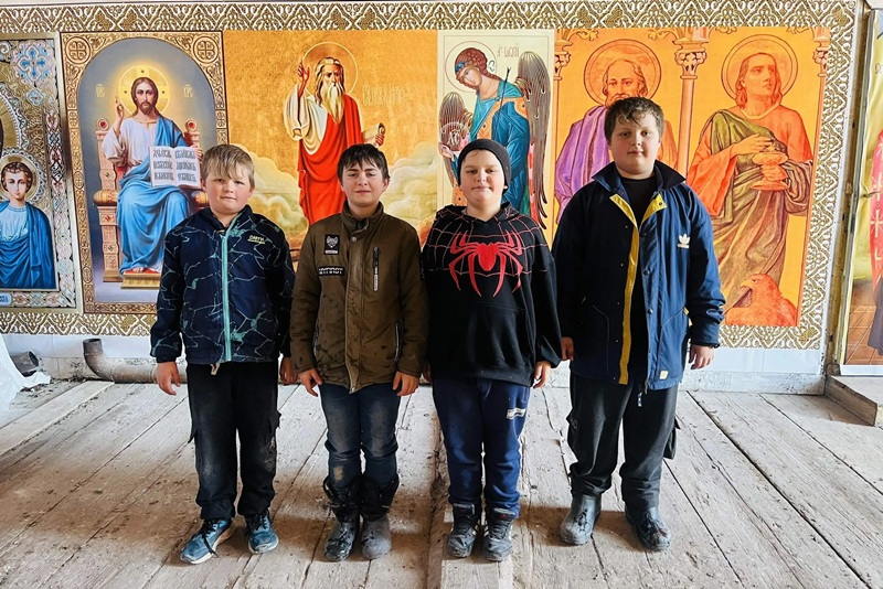 В храме пророка Божия Илии села Ильинка Калачеевского благочиния прошел субботник в рамках акции «Пасха в каждом храме»