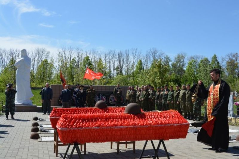 Священнослужитель благочиния принял участие в перезахоронении останков воинов, погибших в боях за освобождение района