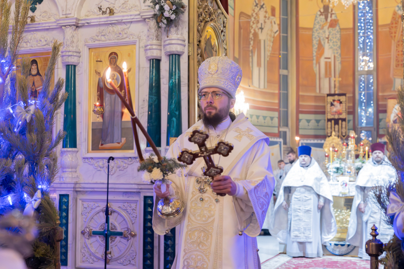 «Иже в вертепе родивыйся, и в яслех возлегий, нашего ради Спасения, Христос Истинный Бог наш»