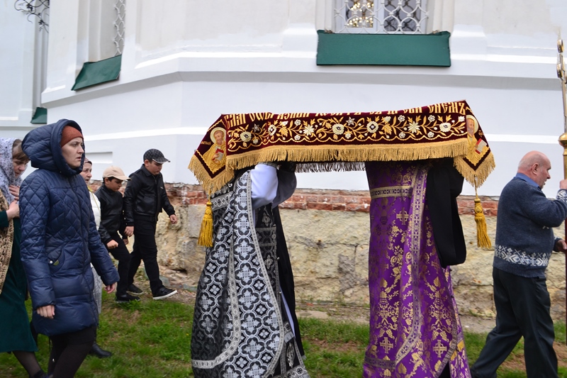 В Великую пятницу в храме святого мученика Иоанна Воина города Богучар совершили и чин выноса Плащаницы.