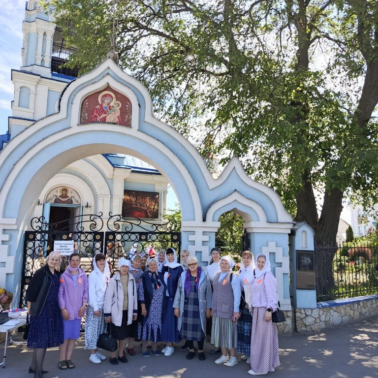 Паломническая группа из Богучарского благочиния посетила святы места Воронежской области