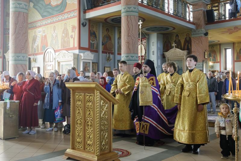 В Неделю 16-ю по Пятидесятнице епископ Дионисий возглавил воскресное богослужение в Свято-Ильинском кафедральном соборе города Россошь