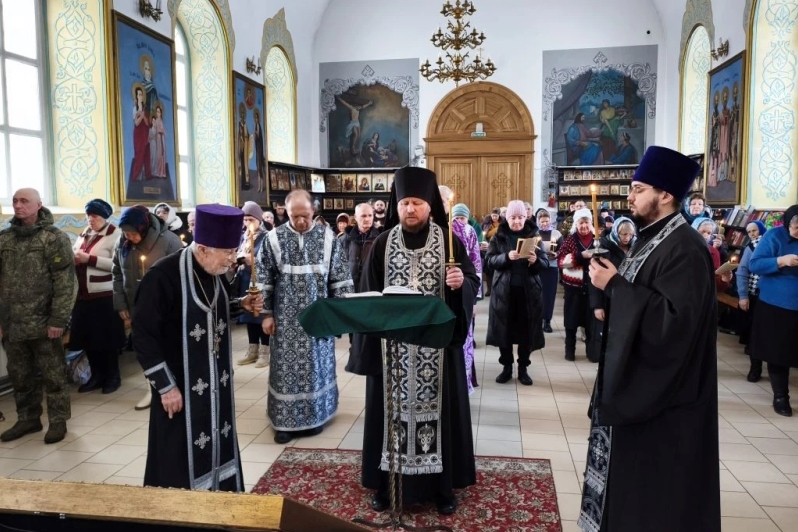В храме святого мученика Иоанна Воина духовенство совершило Великое повечерие с чтением покаянного канона Андрея Критского