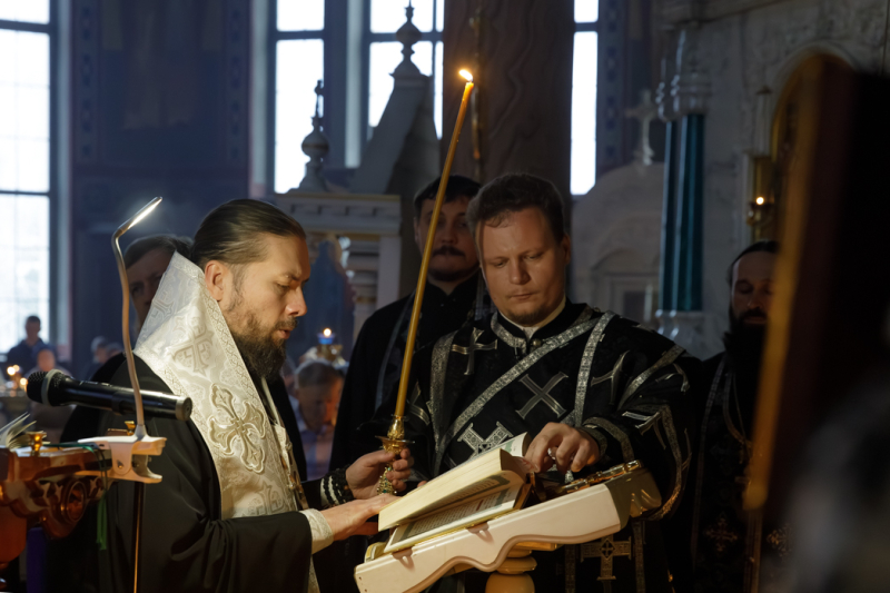 В канун Великого четверга епископ Дионисий совершил таинство Елеосвящения в Свято-Ильинском кафедральном соборе города Россоши
