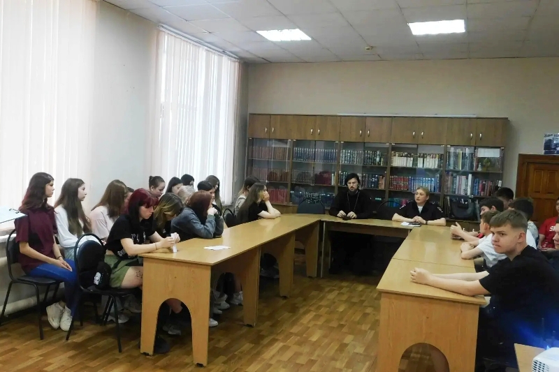 В Острогожской библиотеке прошел профилактический час «Сделай правильный выбор»