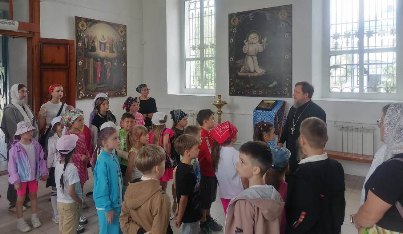 Клирик благочиния провел экскурсию по храму