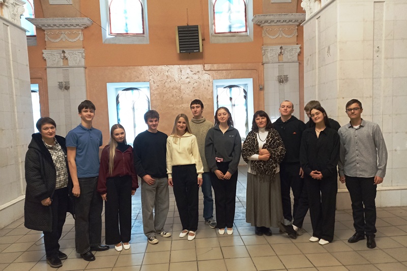 В Острогожске прошла репетиция танцев к епархиальному Сретенскому балу