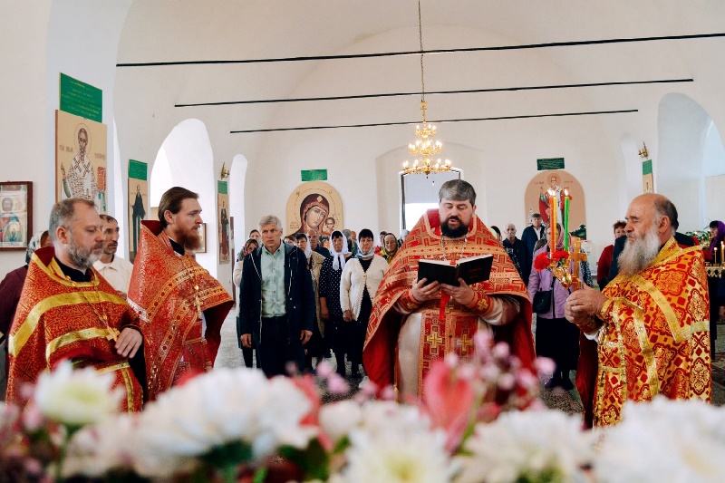 В престольный праздник Георгиевского храма села Манино была соборно совершена Божественная литургия
