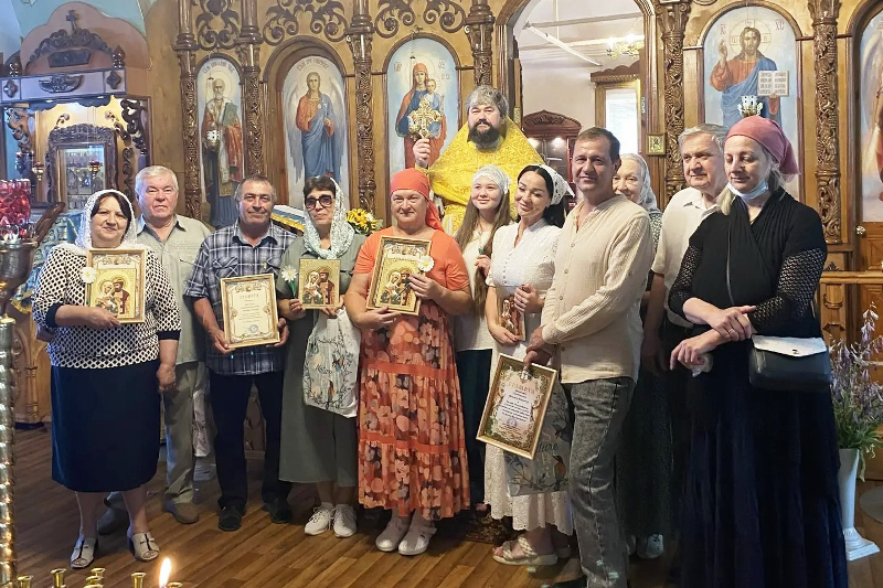 В храме Покрова Пресвятой Богородицы города Павловска поздравили семейные пары по случаю Дня семьи, любви и верности