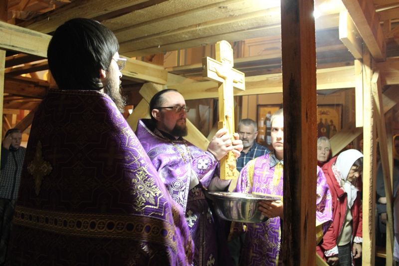 В Свято-Тихоновском соборном храме города Острогожска совершили Чин Воздвижения Креста Господня