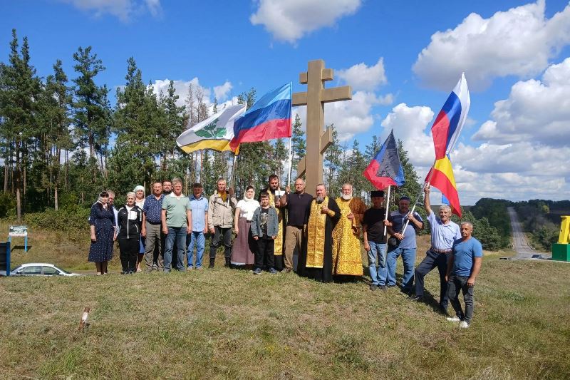 Траиционный братский молебен у поклонного креста при въезде в село Репьевка