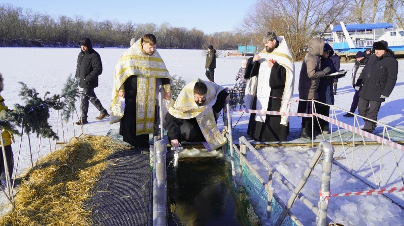 В городе Павловске освятили воду в в Крещенской купели на реке Дон