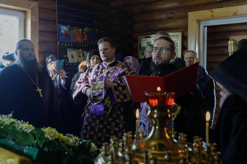 Епископ Дионисий совершил благодарственный молебен в храме святителя Серафима (Соболева), архиепископа Богучарского, Софийского чудотворца, в городе Богучаре