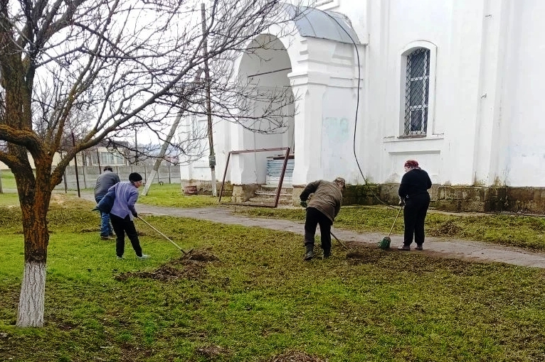 К празднику Пасхи прихожане храмов сел Александровка, Жилино и Кривоносово привели в порядок территории храмов