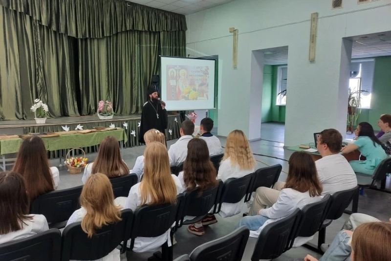 Священнослужитель посетил мероприятие в Россошанском медицинском колледже, посвященное Дню славянской письменности и культуры