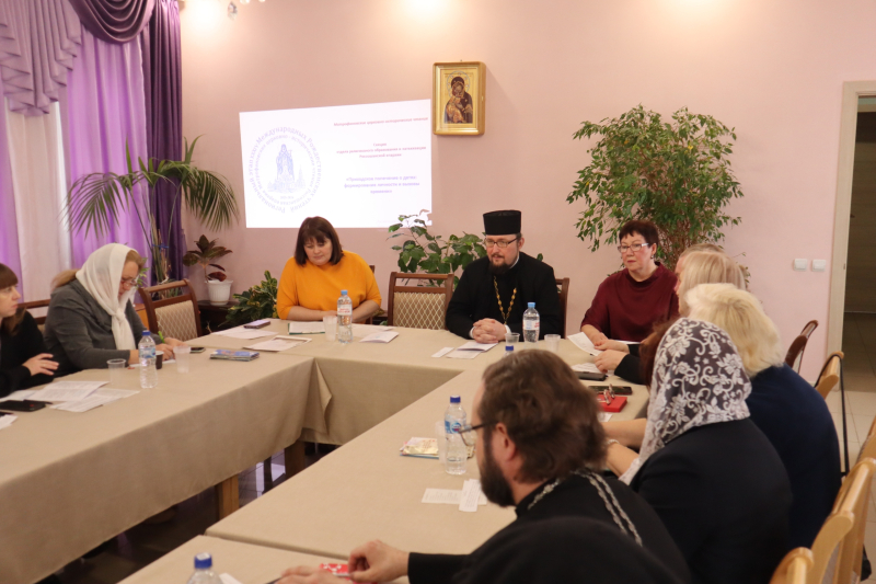 В г. Острогожске в рамках работы Митрофановских церковно-исторических чтений состоялась секция епархиального отдела религиозного образования и катехизации «Приходское попечение о детях: формирование личности и вызовы времени»