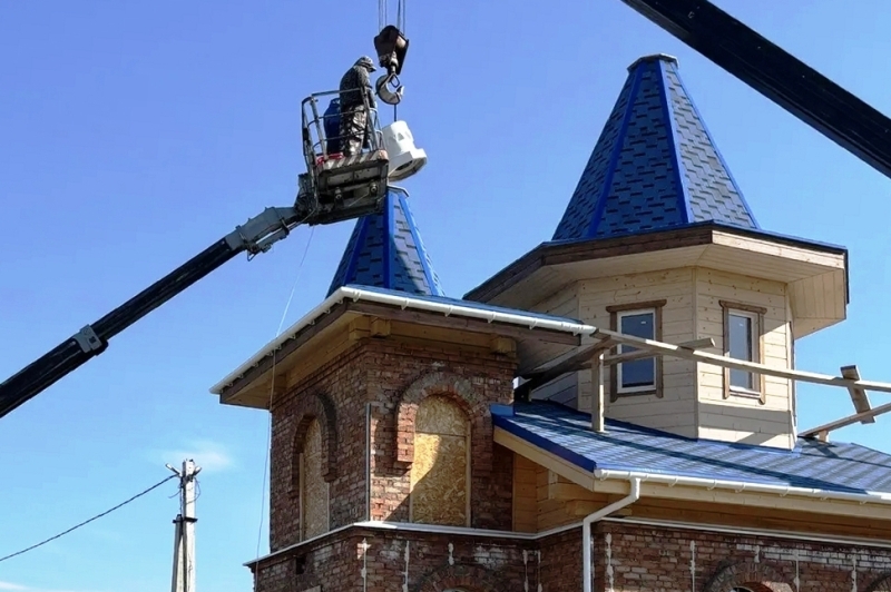 В храме Покрова Пресвятой Богородицы села Новобогородицкое состоялся подъем куполов и крестов на храм