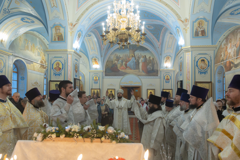 Епископ Россошанский и Острогожский Дионисий совершил архипастырский визит в г. Острогожск и возглавил торжественное богослужение в Тихоновском соборном храме