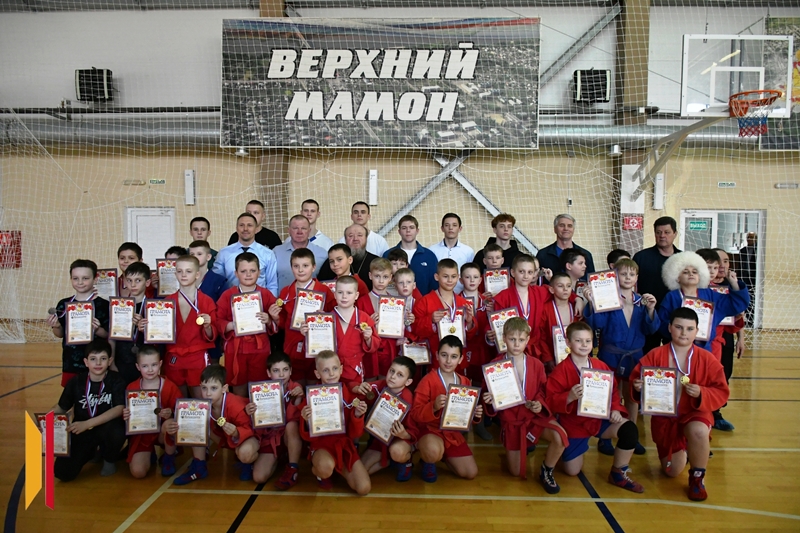 В селе Верхний Мамон священнослужитель благословил участников турнира по самбо на победу