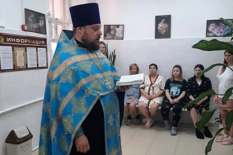 Иерей Андрей Рыбак посетил родильное отделение в городе Острогожске