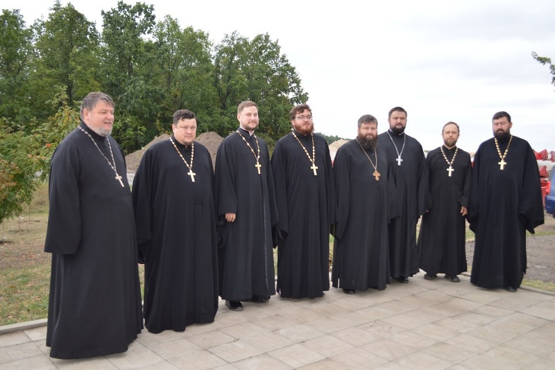 На границе Павловского и Каменского районов совершено соборное богослужение по случаю 80-летия Победы во Второй мировой войне