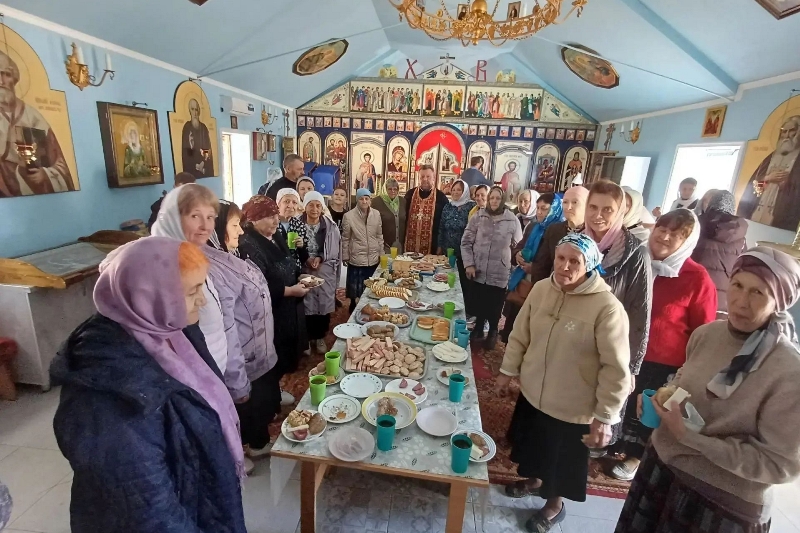 На приходах Россошанского церковного округа поздравили прихожан почтенного возраста