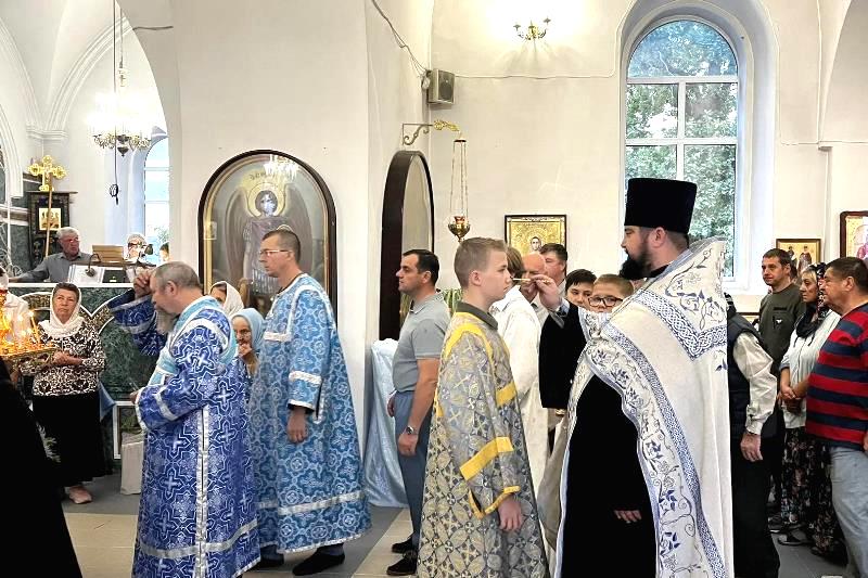 В предпразднство Успения Пресвятой Богородицы в Казанском храме города Павловска совершены всенощное бдение и чин Погребения