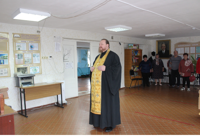 Настоятель Архангело-Михайловского храма и помощник благочинного по социальной работе посетили общежитие, в котором проживают вынужденные переселенцы из ДНР и ЛНР