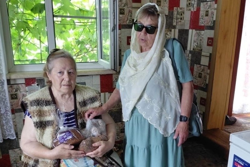 Прихожане храма Петра и Павла села Петропавловка оказали помощь пожилым односельчанам